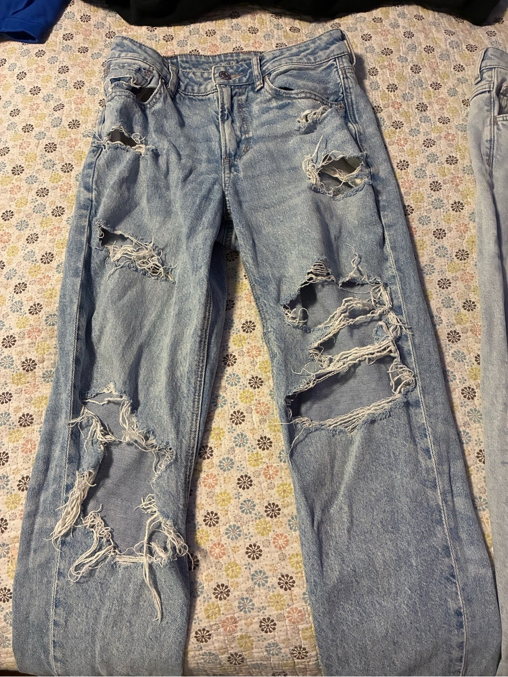 American Eagle Outfitters Light Blue Ripped Boyfriend Jeans